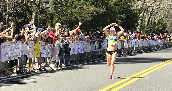 Wellesley screams support for marathoners