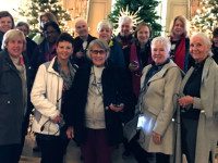 Postcomers tour mansions of Newport