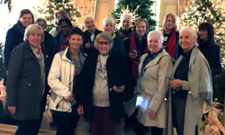 Postcomers tour mansions of Newport