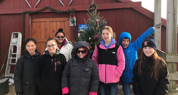 4-Hers decorate barn for holidays