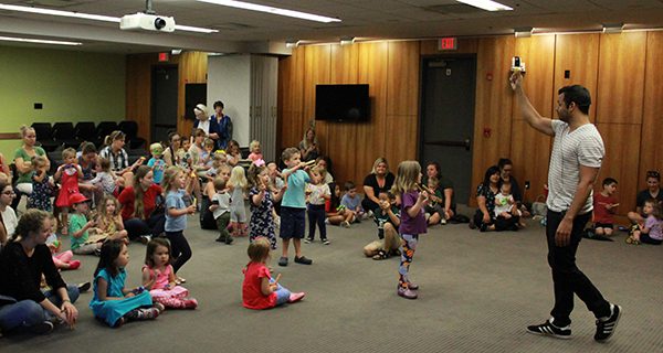 Kids learn Spanish with music