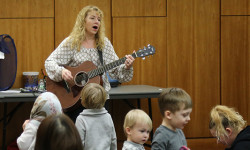 Kids sing with Sarah at library