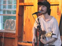 Hale hosts live acoustic concert