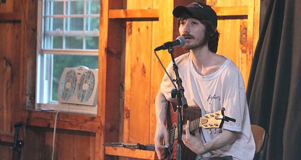 Hale hosts live acoustic concert