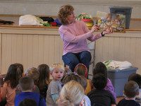 Hudgins entertains kids with Thanksgiving concert