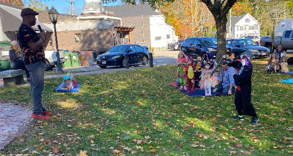Kurt Jackson spins yarns at library 