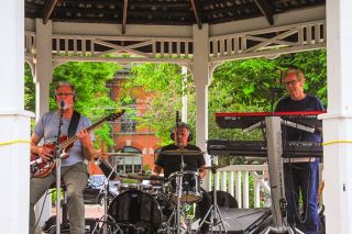 Back Pages wow MEMO crowd 